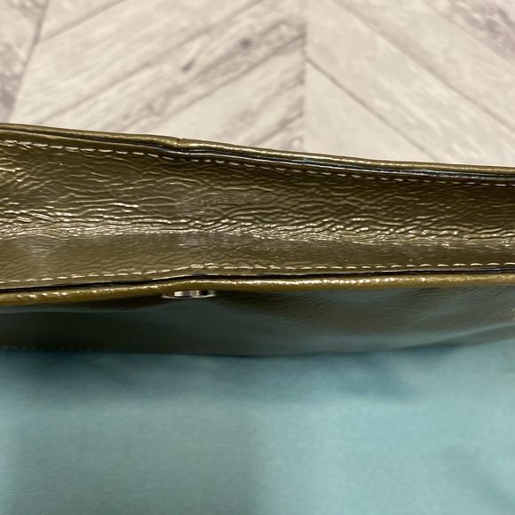 COACH PATENT WRISTLET BAG OLIVE COLOR MULTIPLE COMPARTMENTS - Picture 7 of 12
